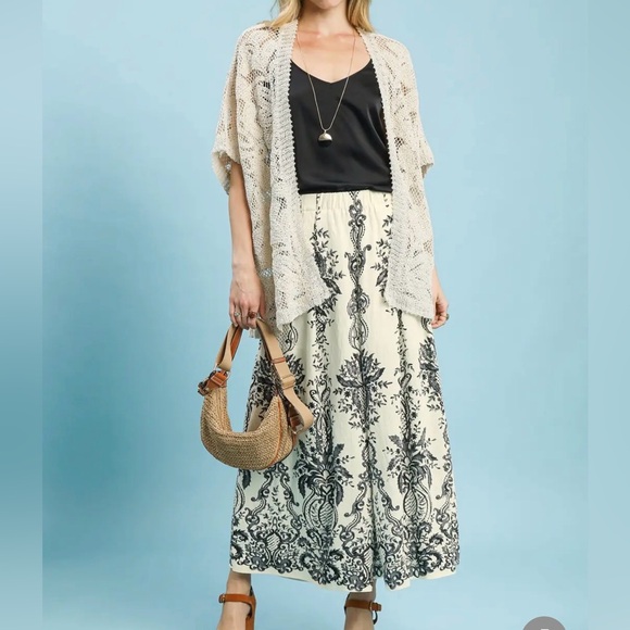 ♥️Hello Gorgeous! Border Print Wide Leg Pants - Cream/Black - Picture 5 of 9